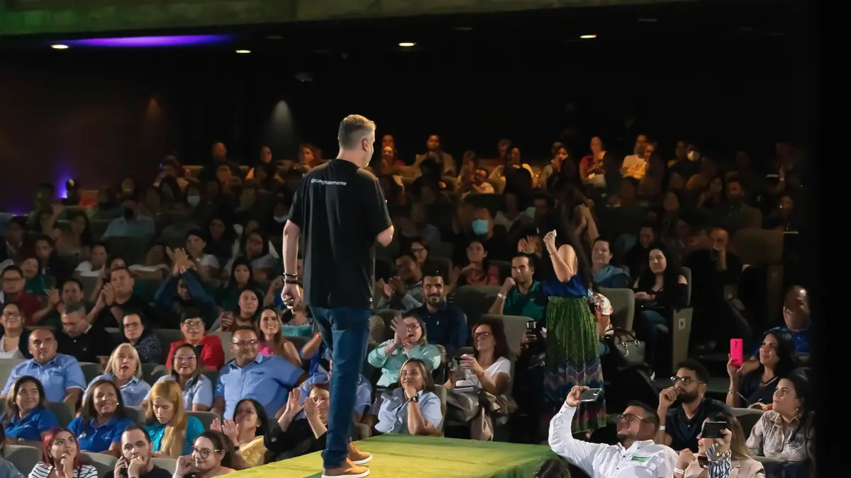 Cesar Mora ante el publico del Congreso MEME en Maracaibo