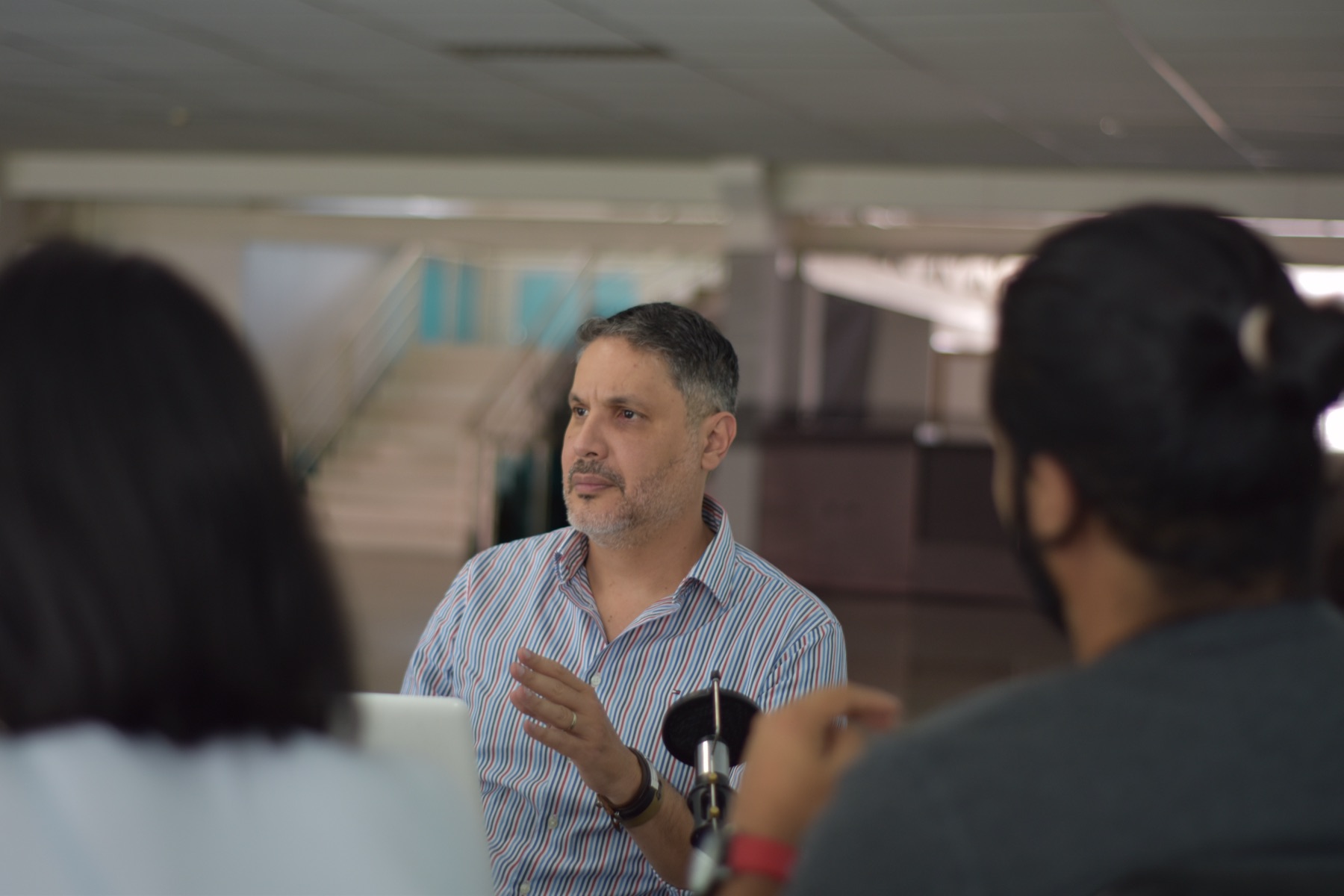 César Mora en una sesión de consultoría con un equipo
