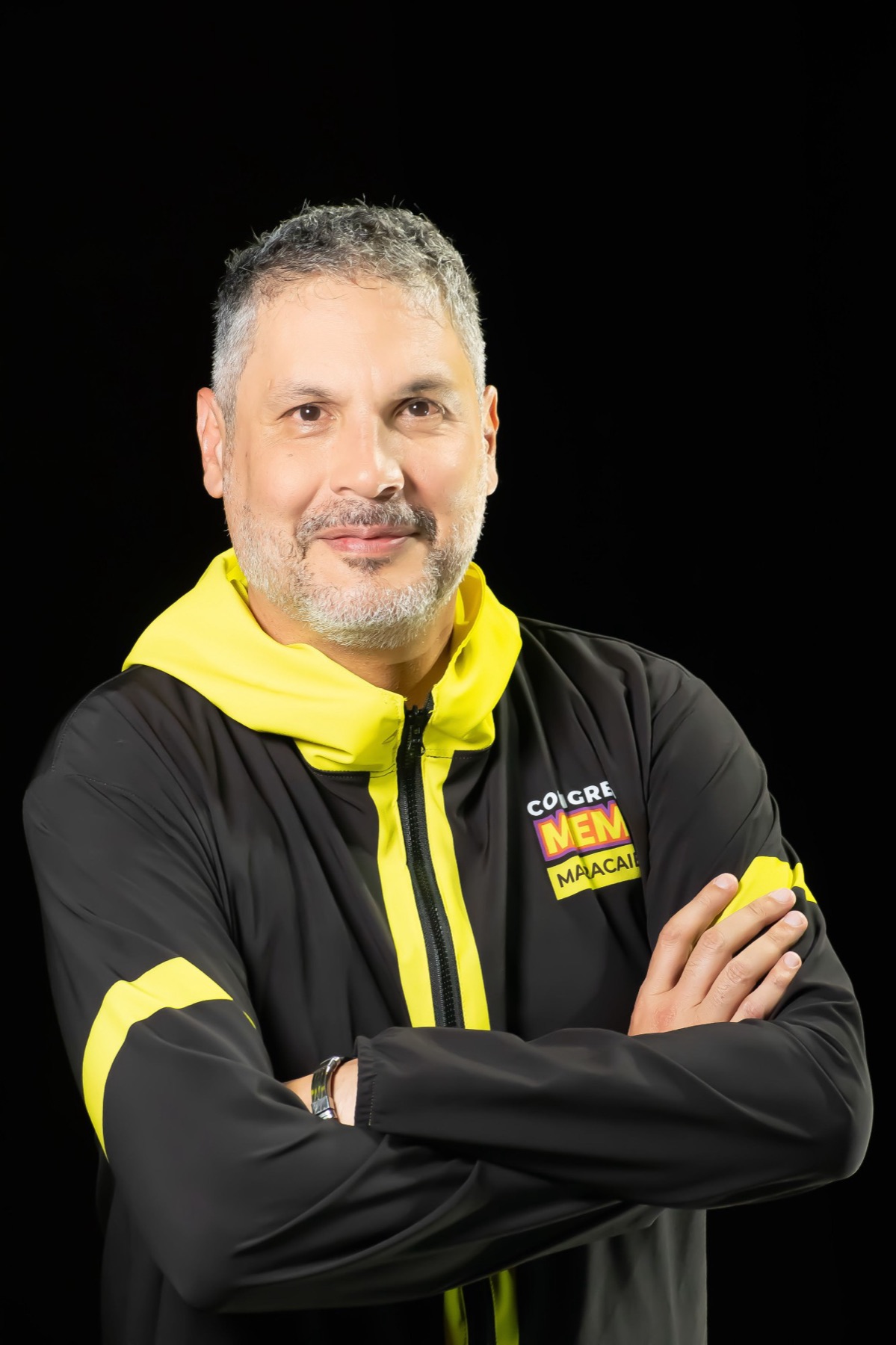 César Mora con la chaqueta oficial del Congreso MEME