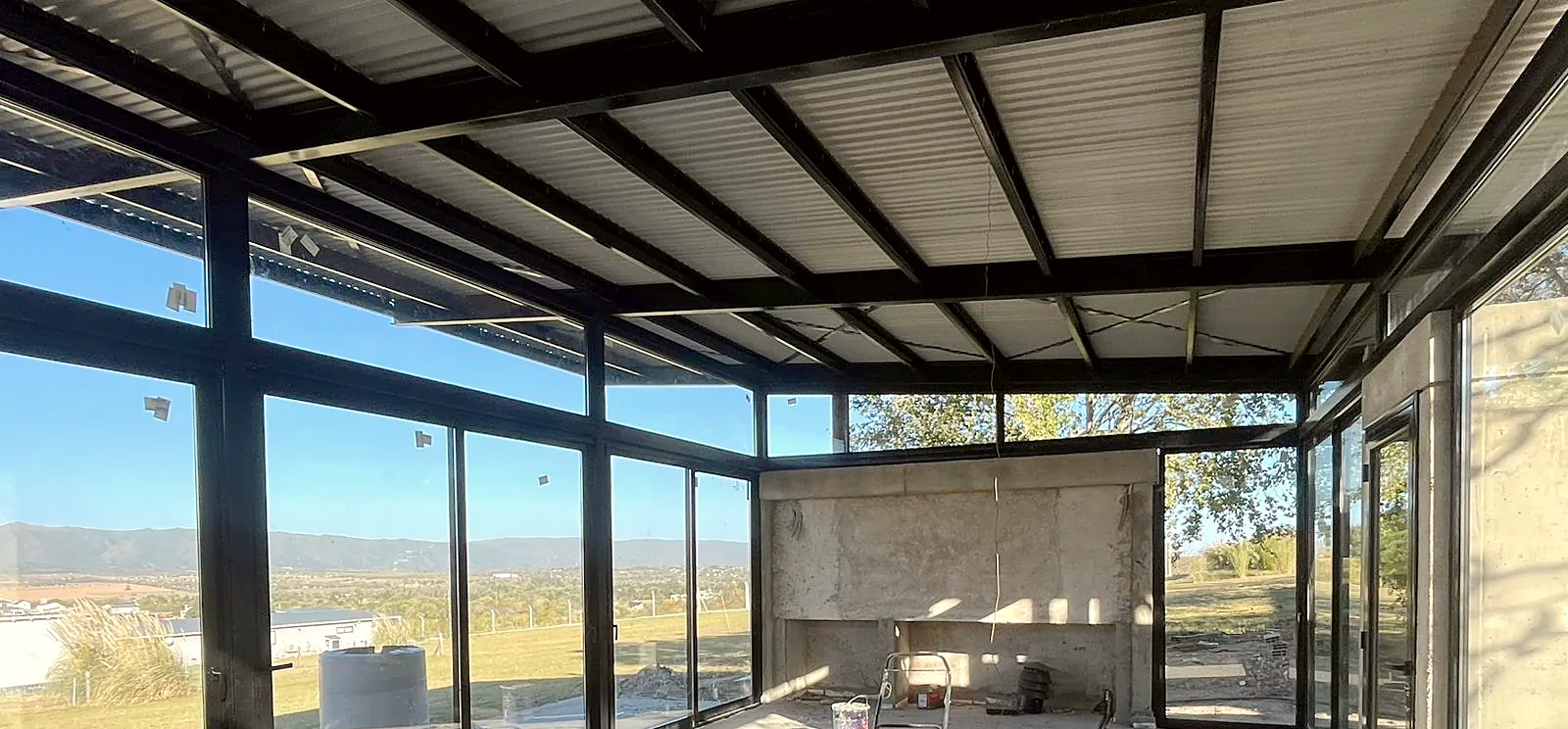Cerramiento de quincho con vista a las sierras