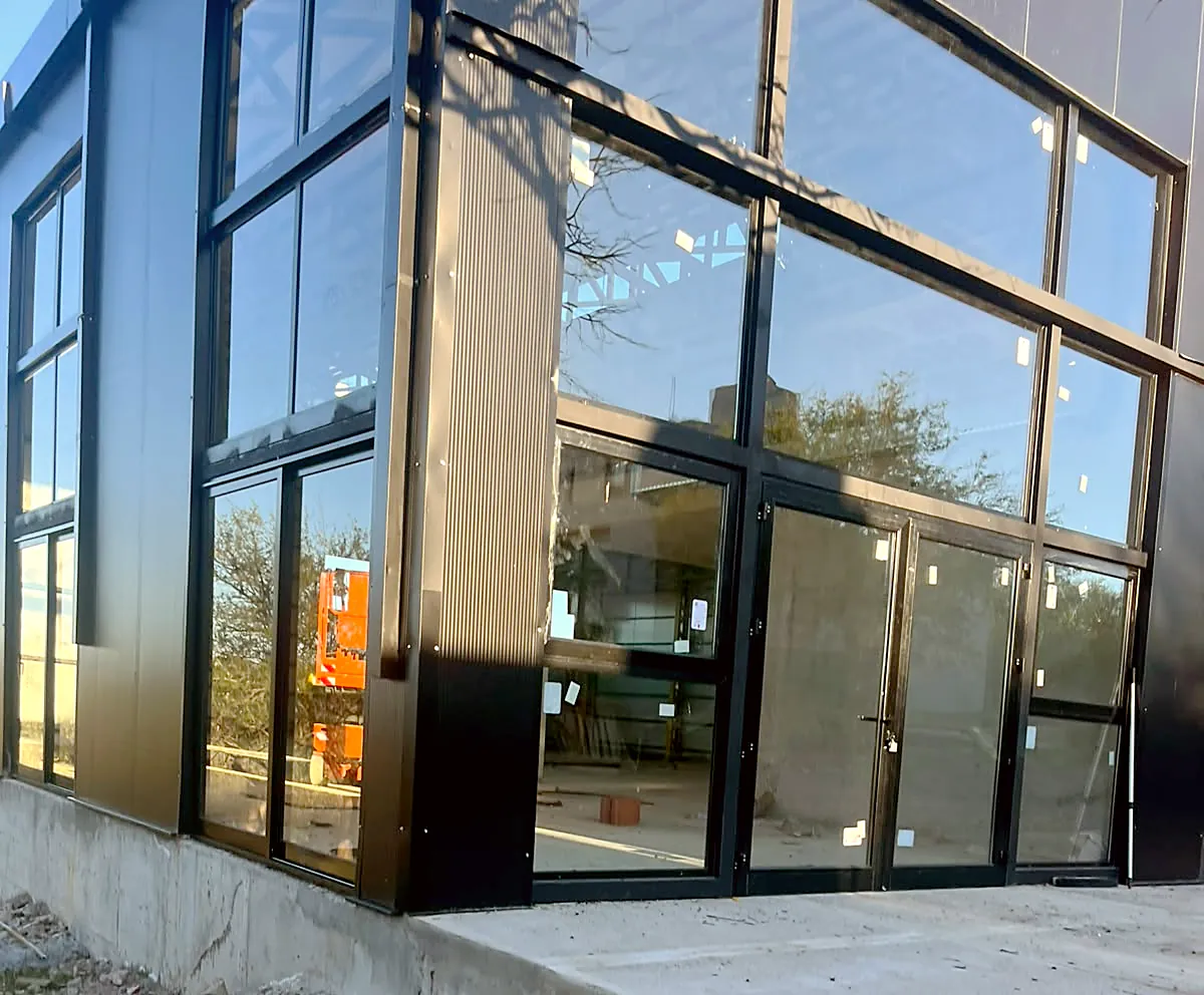 Frente vidriado de una obra comercial