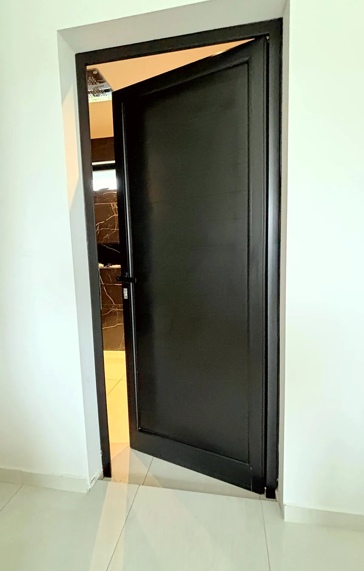Puerta de aluminio negra