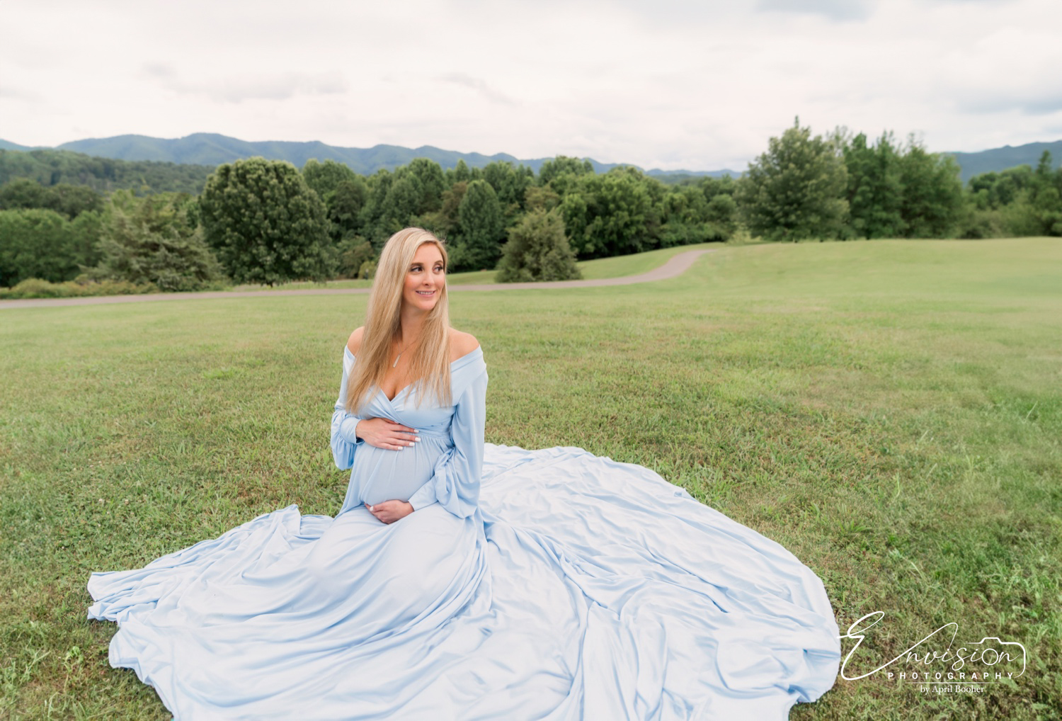 Couple maternity portrait in the natural setting of Willow Springs Park