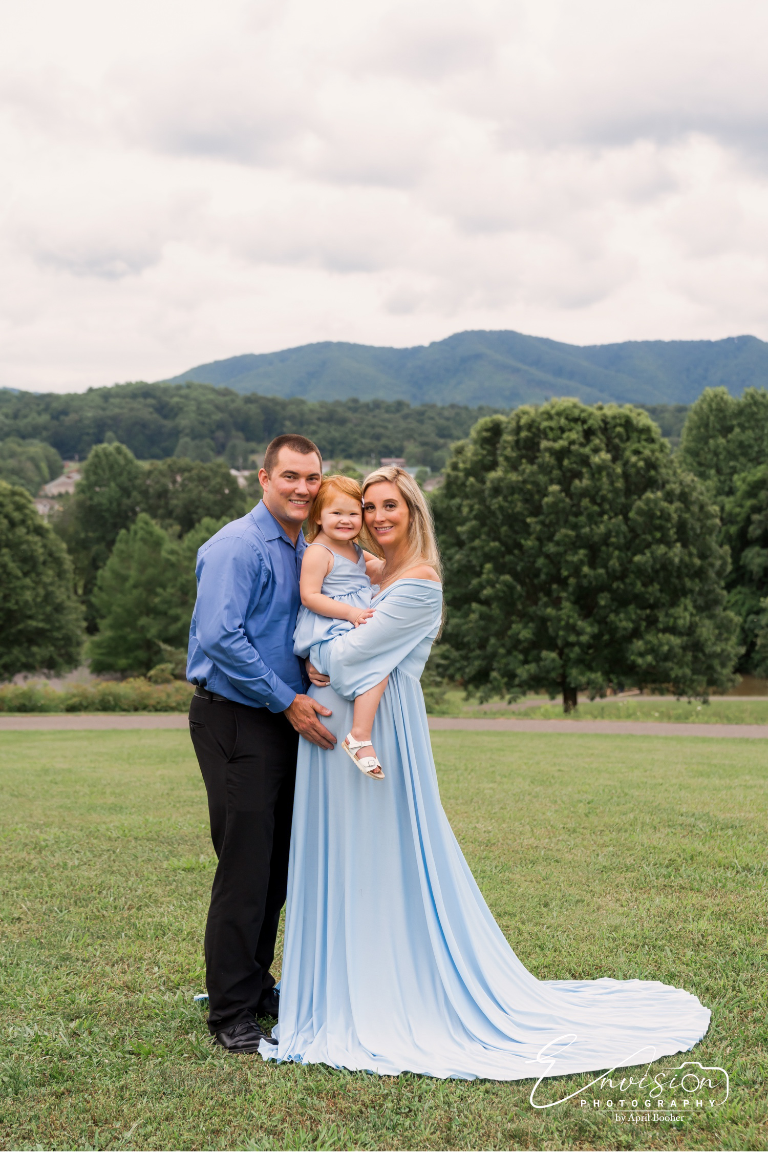 Parents and children together for a Johnson City maternity session