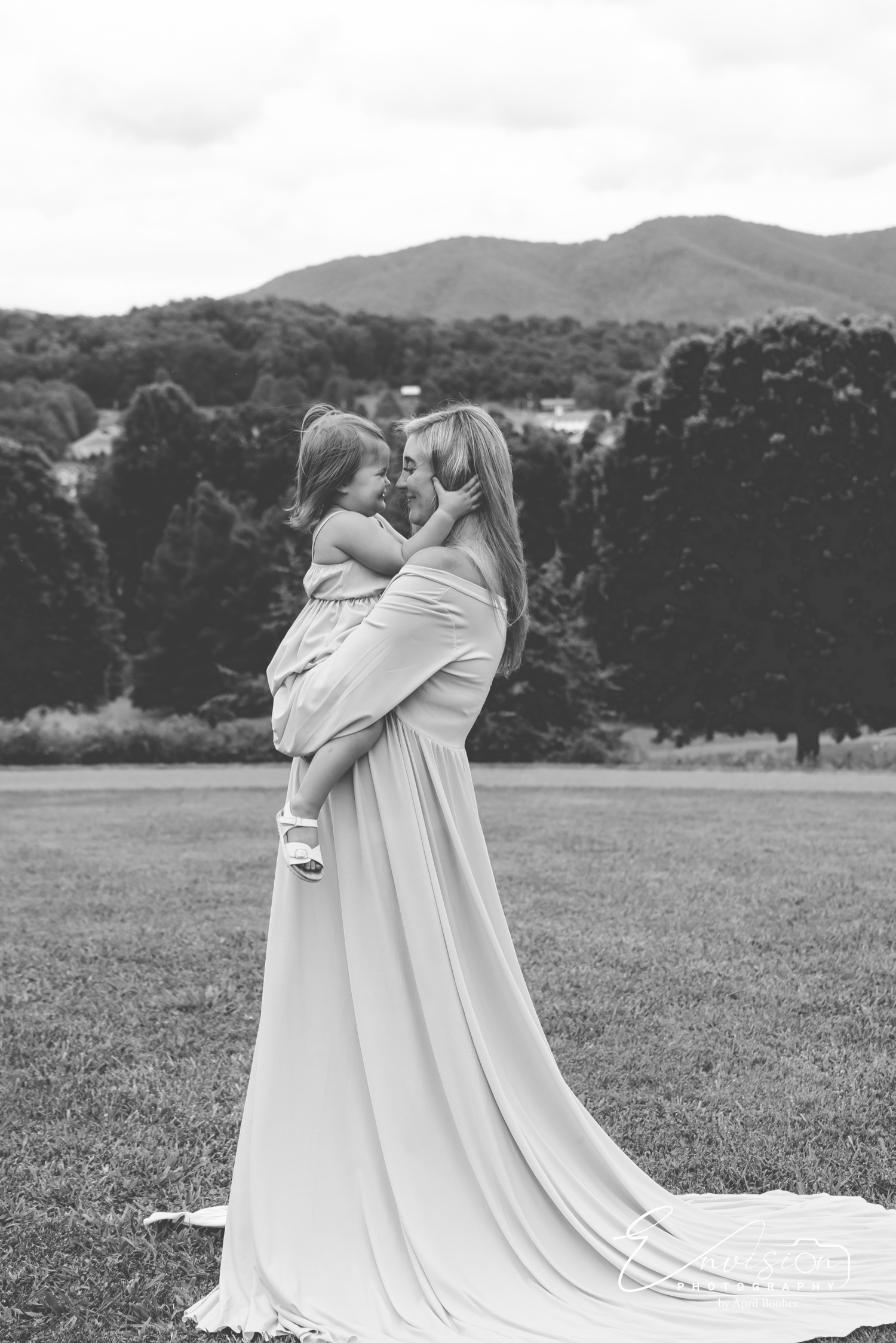 Natural family maternity photography in Northeast Tennessee