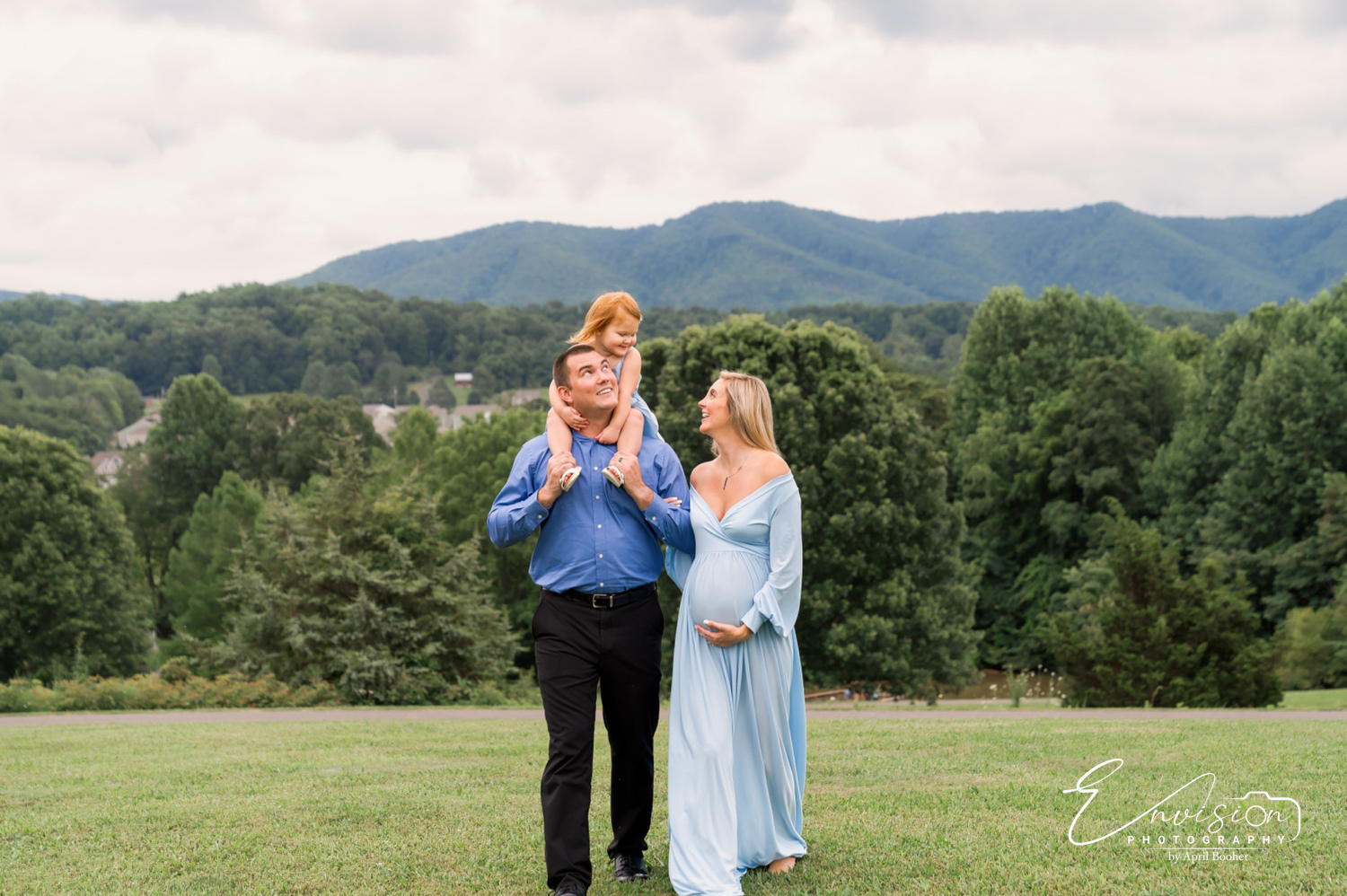 Coordinated family outfits for maternity photos at Willow Springs Park