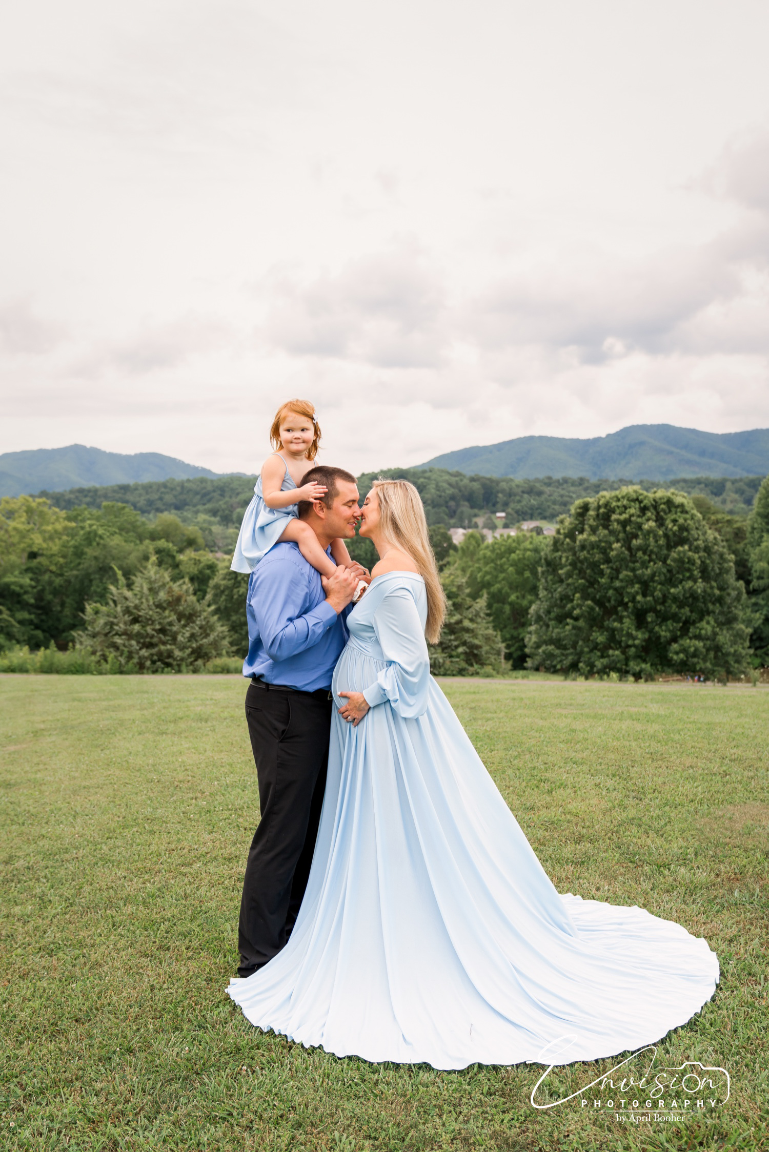 Johnson City family maternity portrait at Willow Springs Park