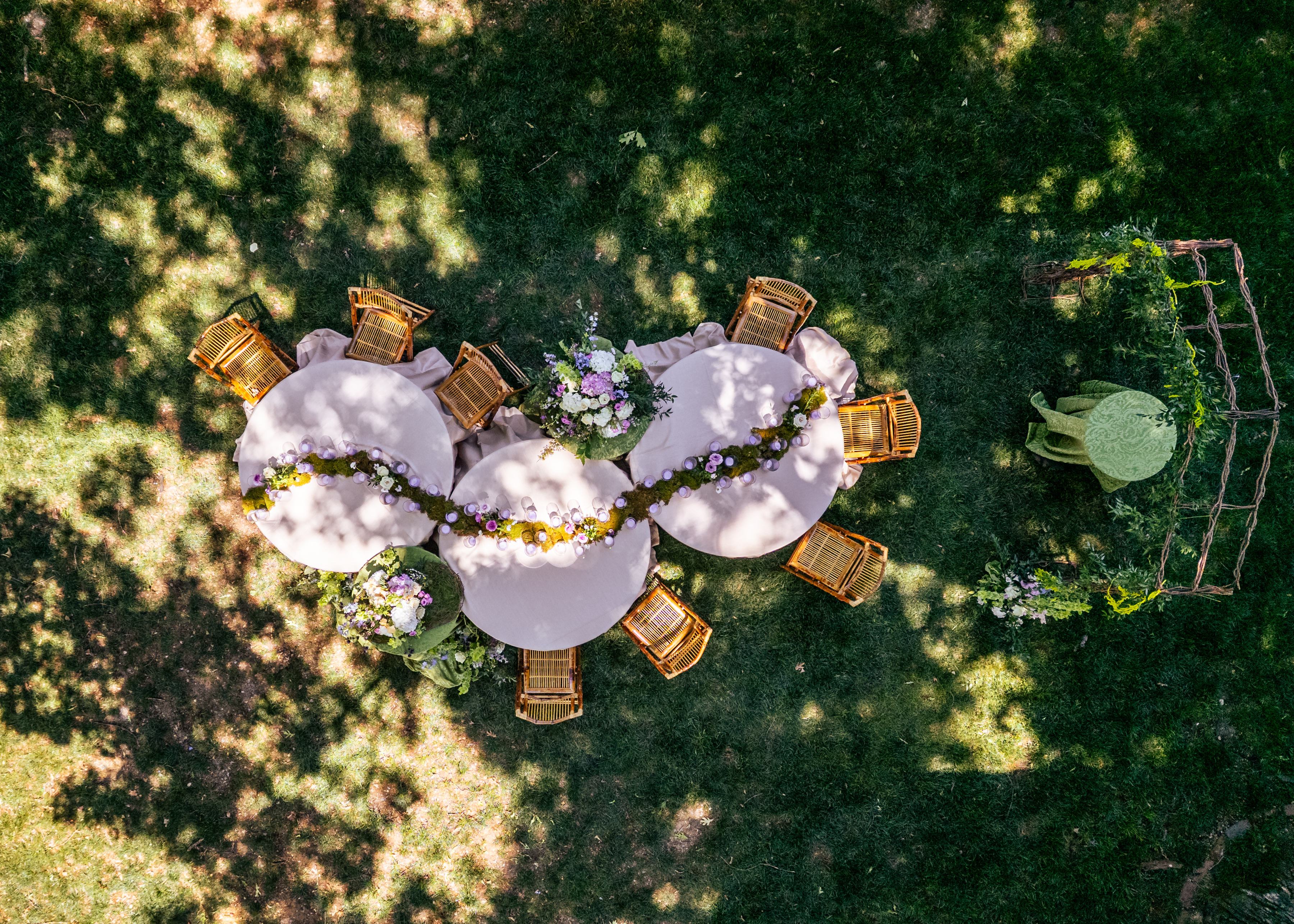 Overhead view of pastel reception tables and bamboo chairs on the lawn at Bent Oaks Manor.