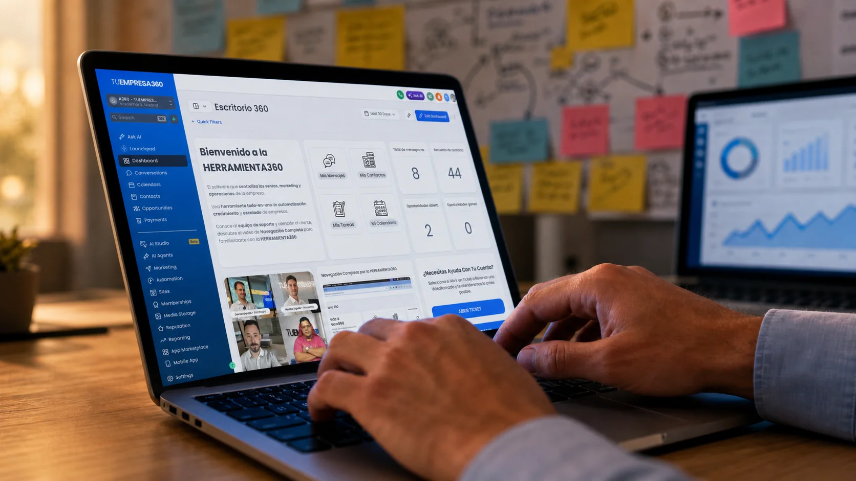 Manos del equipo construyendo la plataforma sobre Macbook