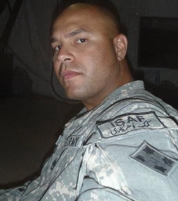 Dennis en uniforme militar