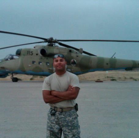 Dennis frente a un helicóptero
