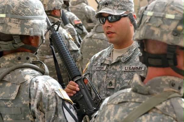 Dennis con sus compañeros del Ejército