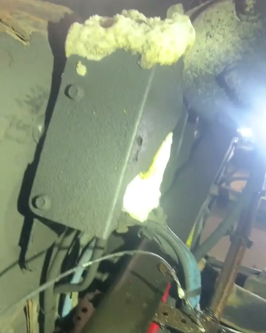 Reparación bajo el chasis de un camión con lámpara