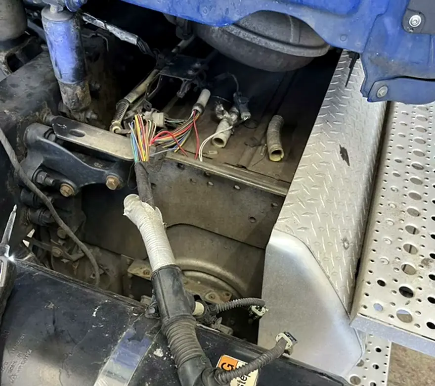 Arnés y conectores eléctricos en el chasis de un camión