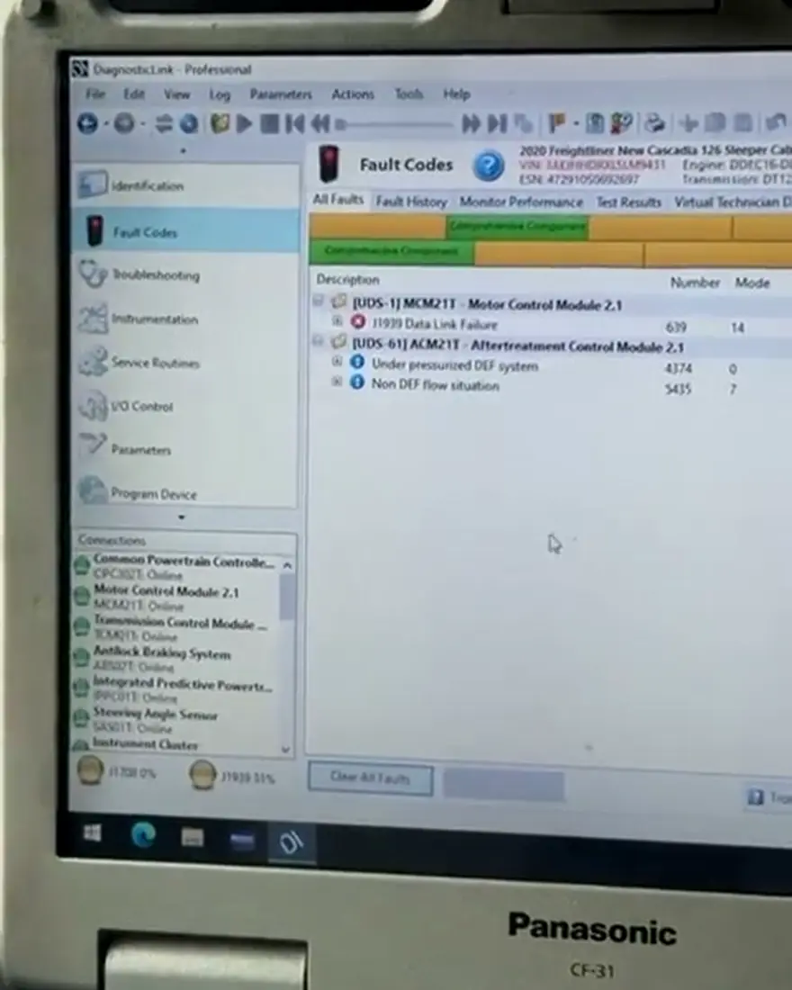 Laptop de diagnóstico con códigos de falla