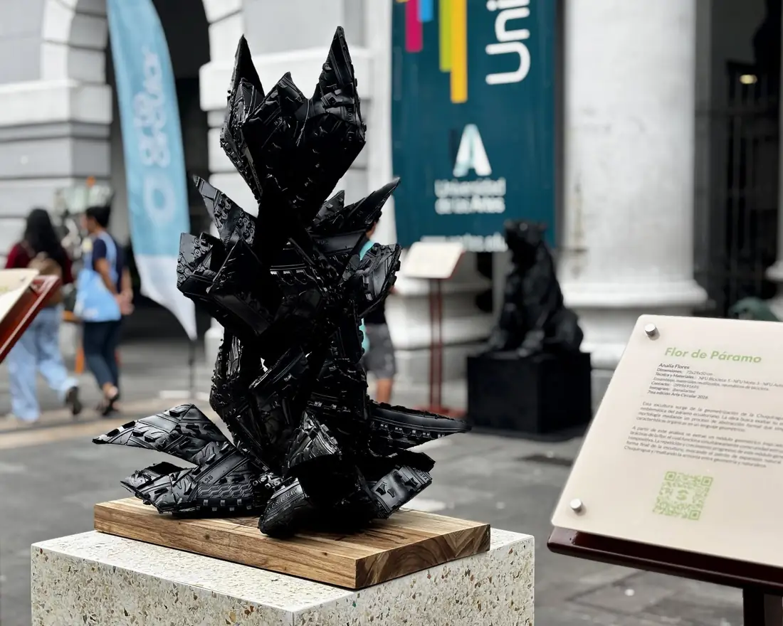 Escultura Flor de páramo, de neumáticos negros, sobre un pedestal en la Plaza de la Administración de Guayaquil