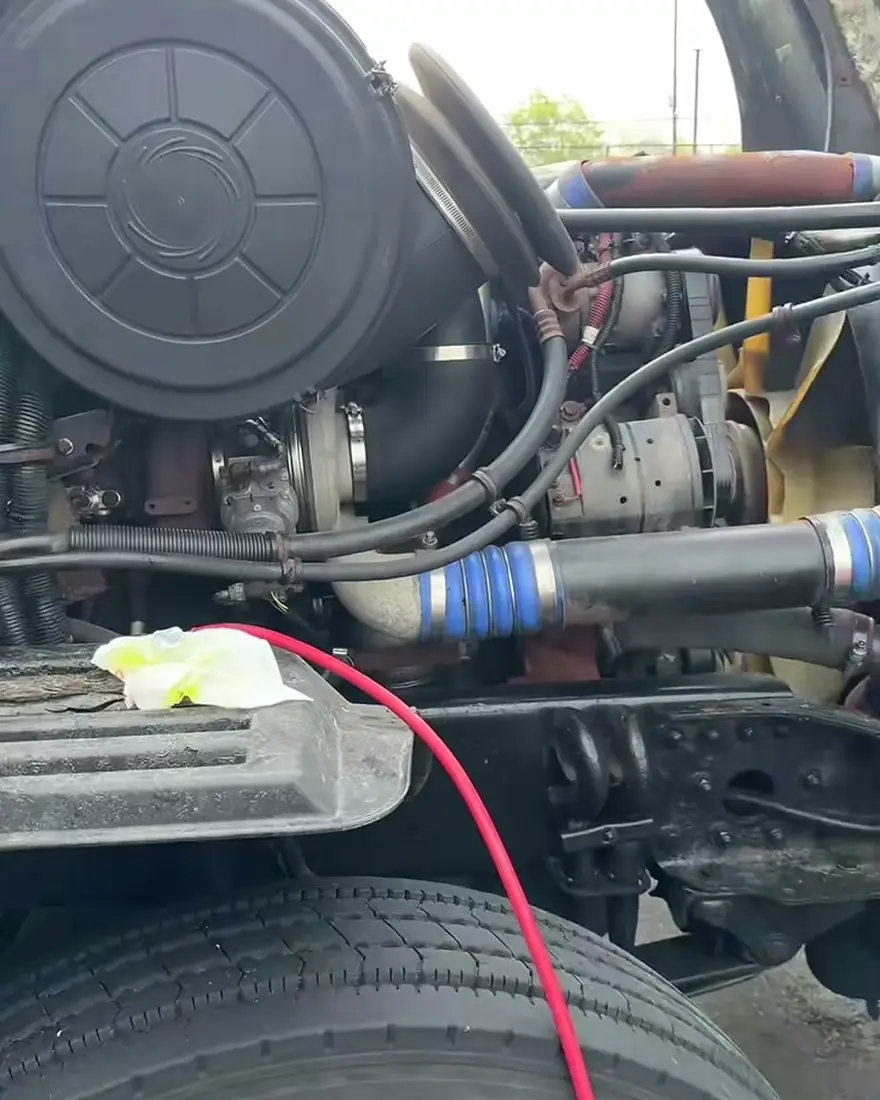 Compartimiento del motor de un camión durante un servicio de A/C