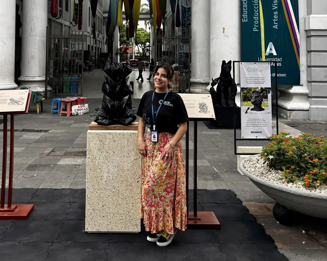 Analía Flores Almeida junto a su escultura Flor de páramo en la exposición Arte Circular