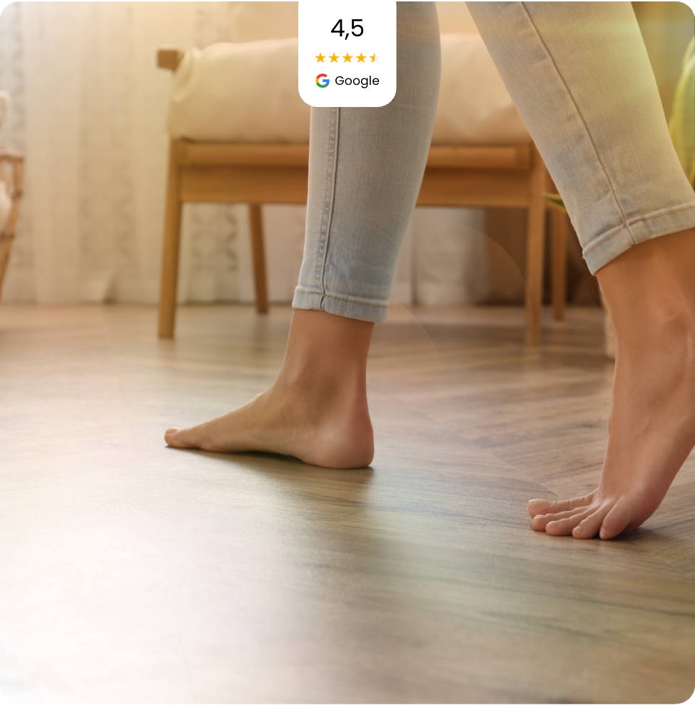 Blote voeten op warme houten vloer met Google review score – comfort door vloerverwarming
