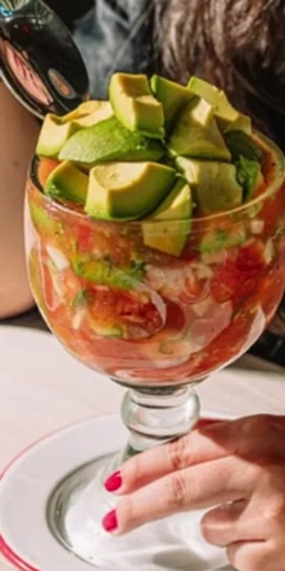 La foto original: un coctel de camarones en la mesa