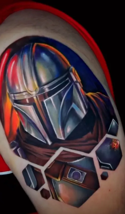Tatuaje de personaje con armadura en realismo a color