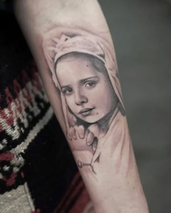Tatuaje realista de retrato femenino