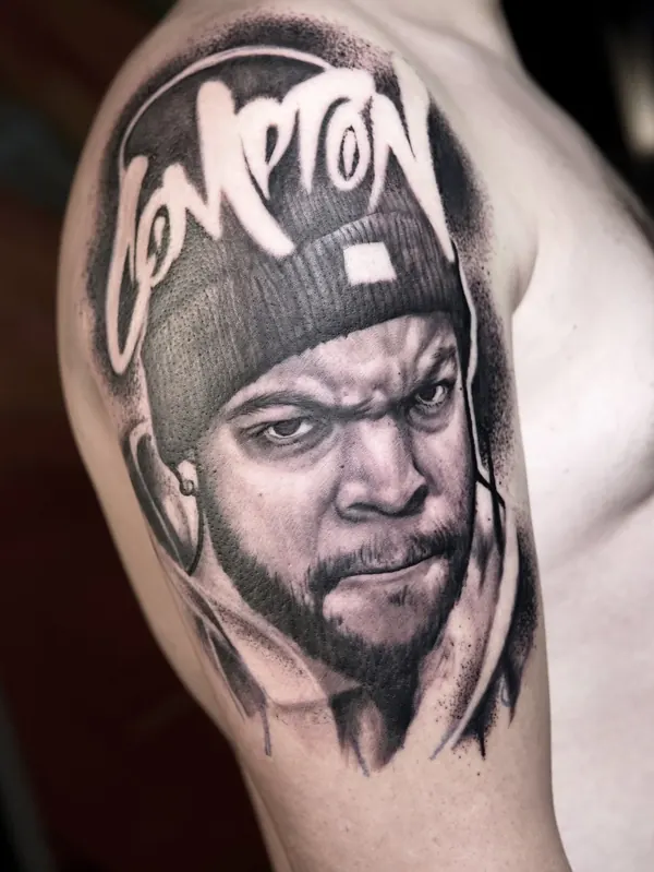 Tatuaje de retrato urbano en black and grey