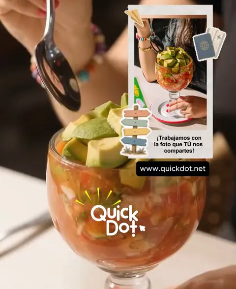 Creado con IA: cuchara con aguacate sobre el coctel