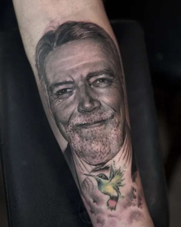 Tatuaje de retrato con colibrí a color