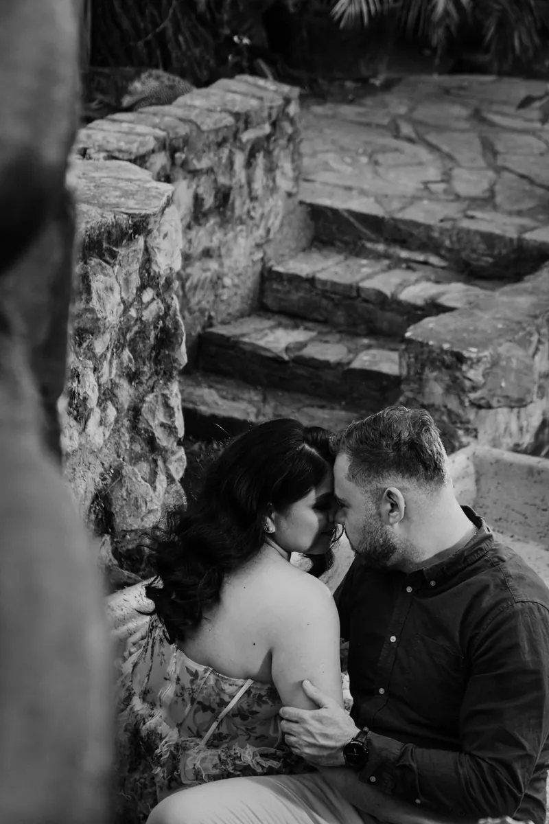 Paloma y Eduardo en las escaleras de piedra