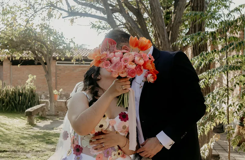 Paloma y Eduardo en el jardín