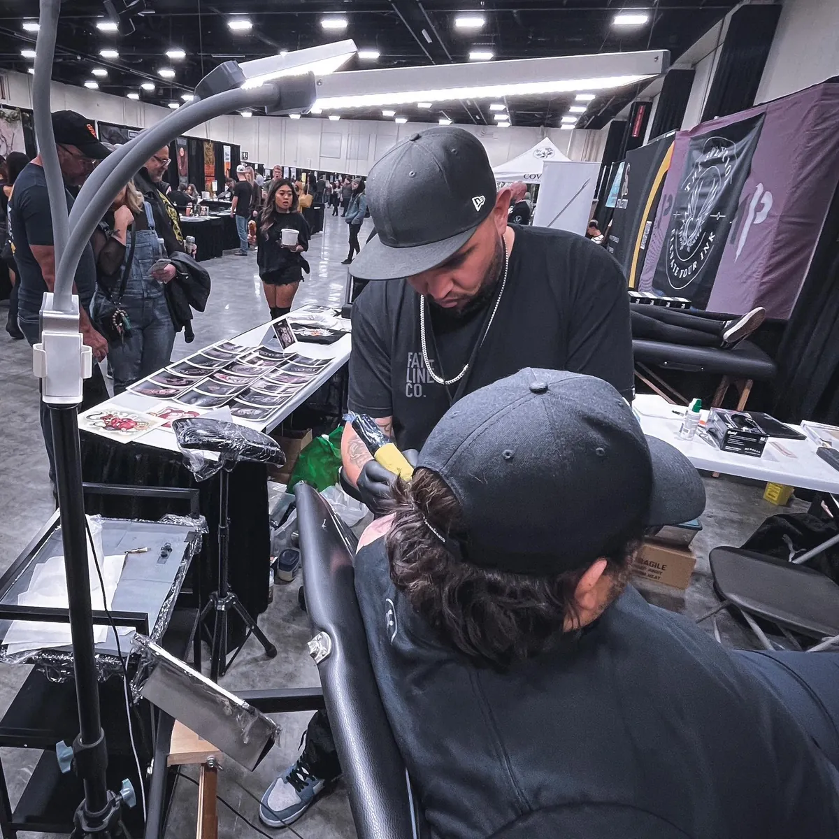 Chris Flores trabajando en una sesión de tatuaje