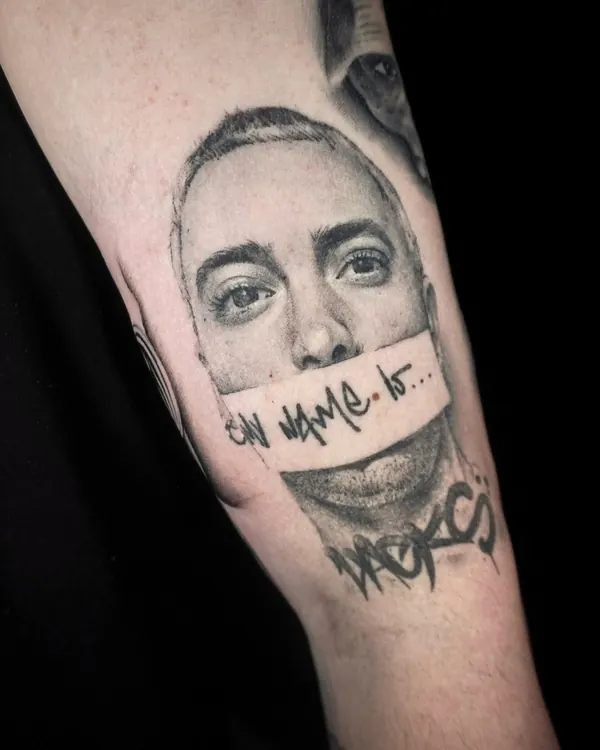 Tatuaje de retrato conceptual con mensaje