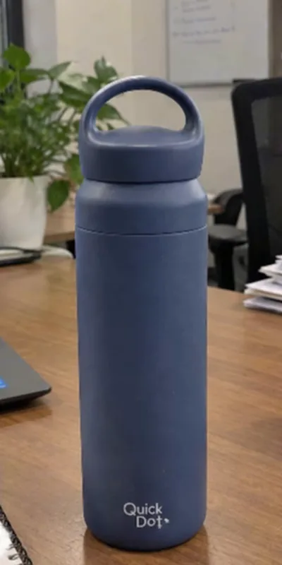 La foto original: un termo sobre un escritorio de oficina