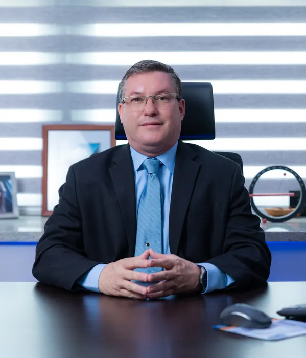 Headshot corporativo de ejecutivo en su oficina