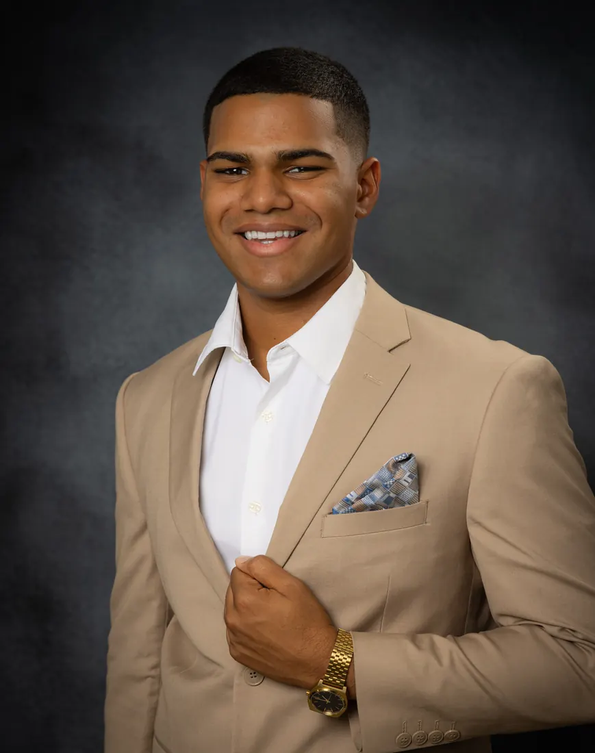 Headshot profesional corporativo de joven ejecutivo