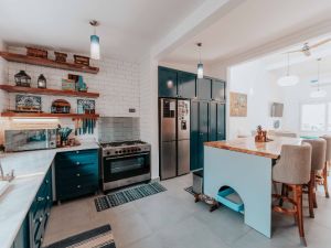 {{ custom_values.service_1 }} in {{custom_values.area_6})