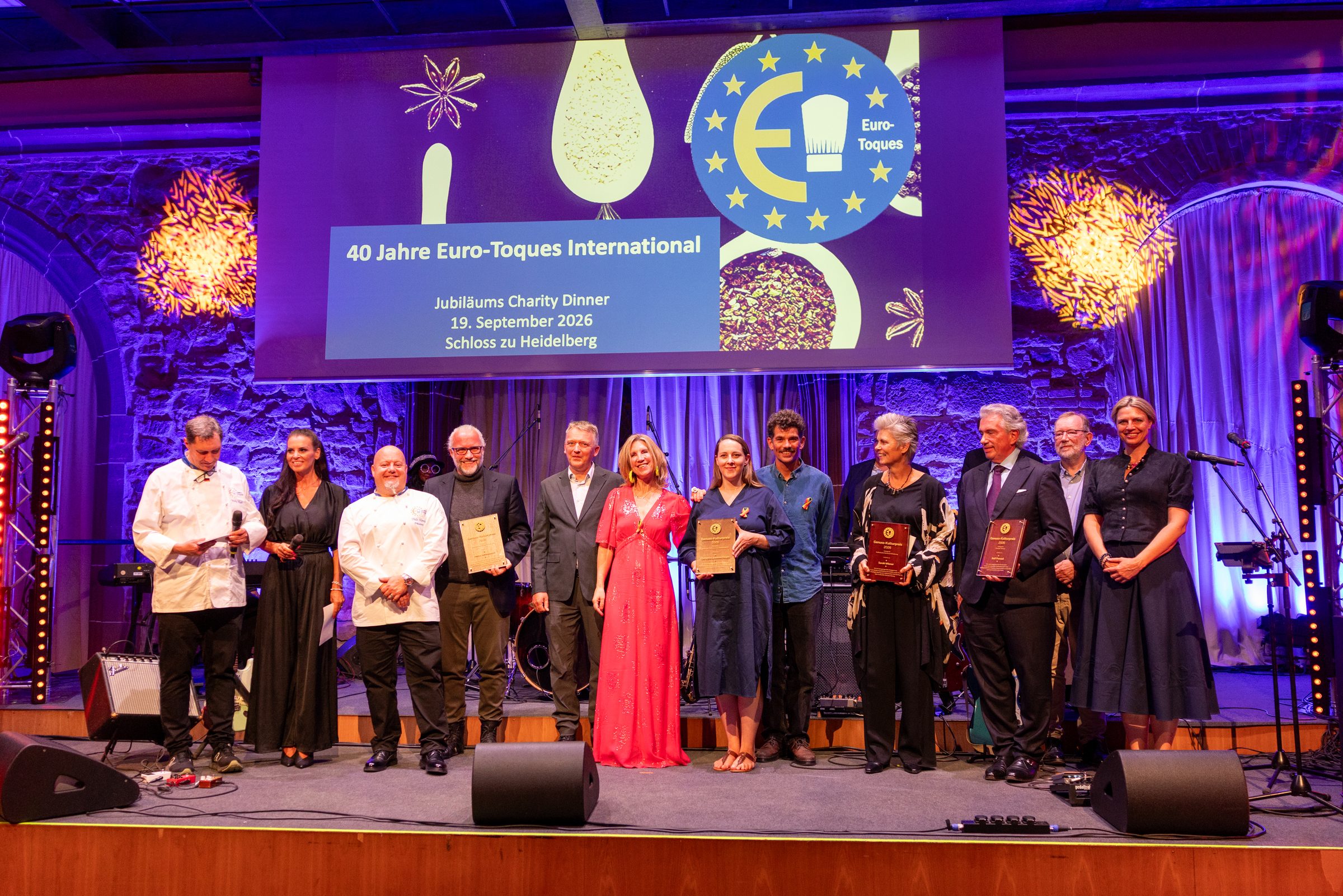 Die Preisträgerinnen und Preisträger des Euro-Toques Genuss-Kulturpreises 2026 auf der Bühne im Heidelberger Schloss
