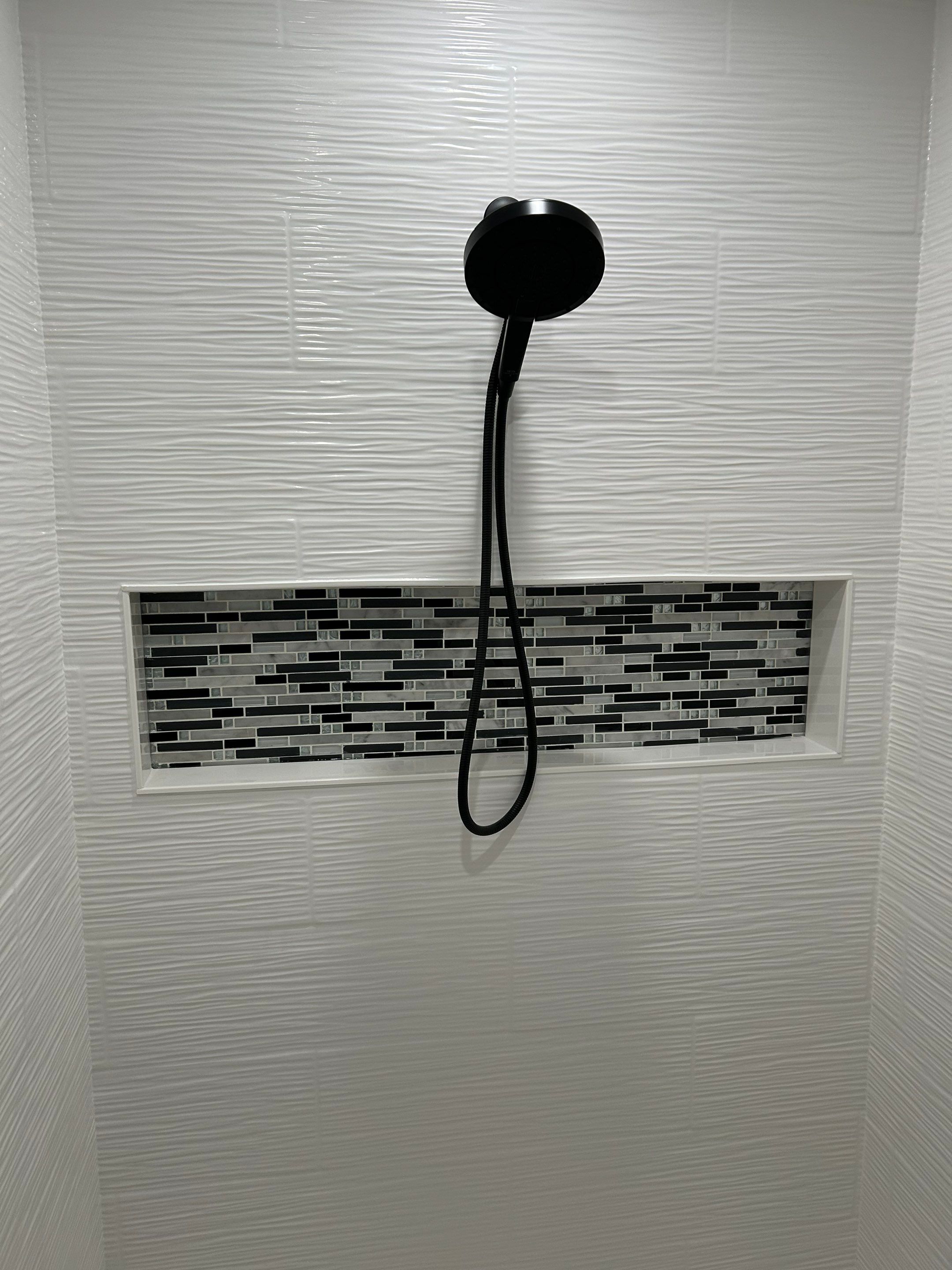 Tile shower with a built-in niche