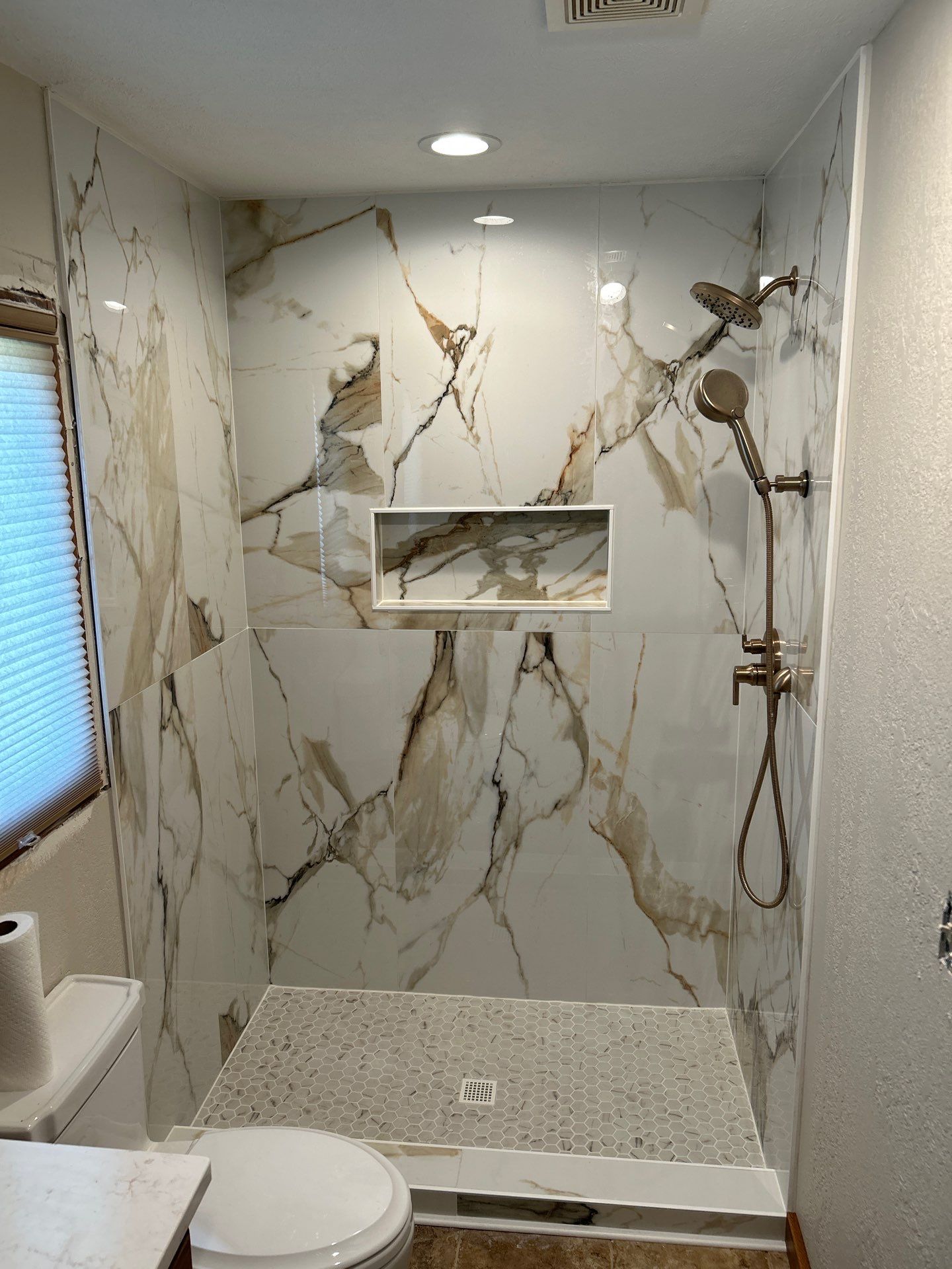 Marble-look shower from the side