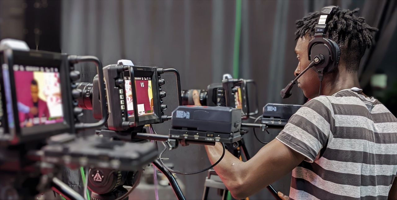 Technicien à la régie d'un plateau de télévision