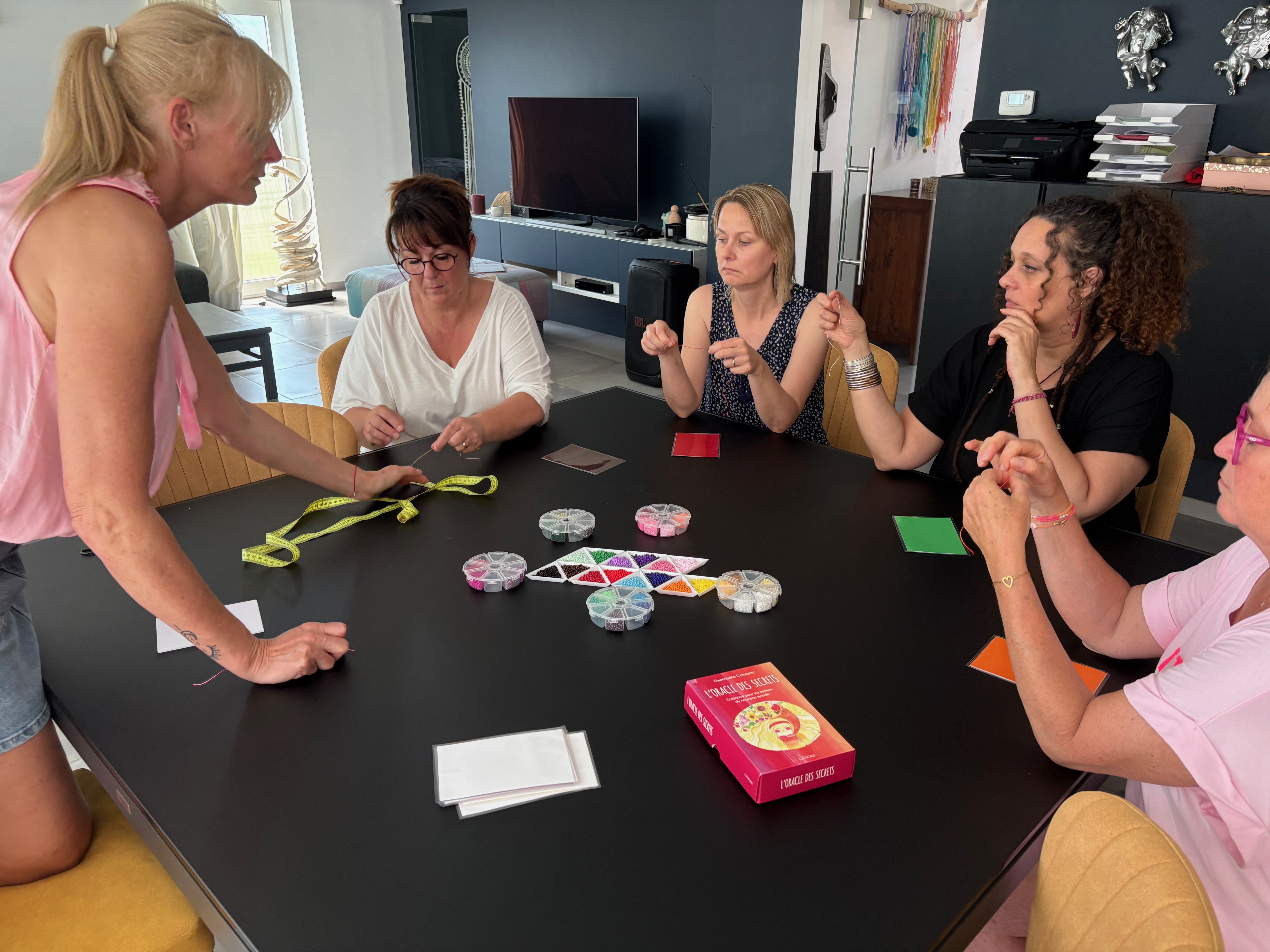 Mains avec cartes couleurs