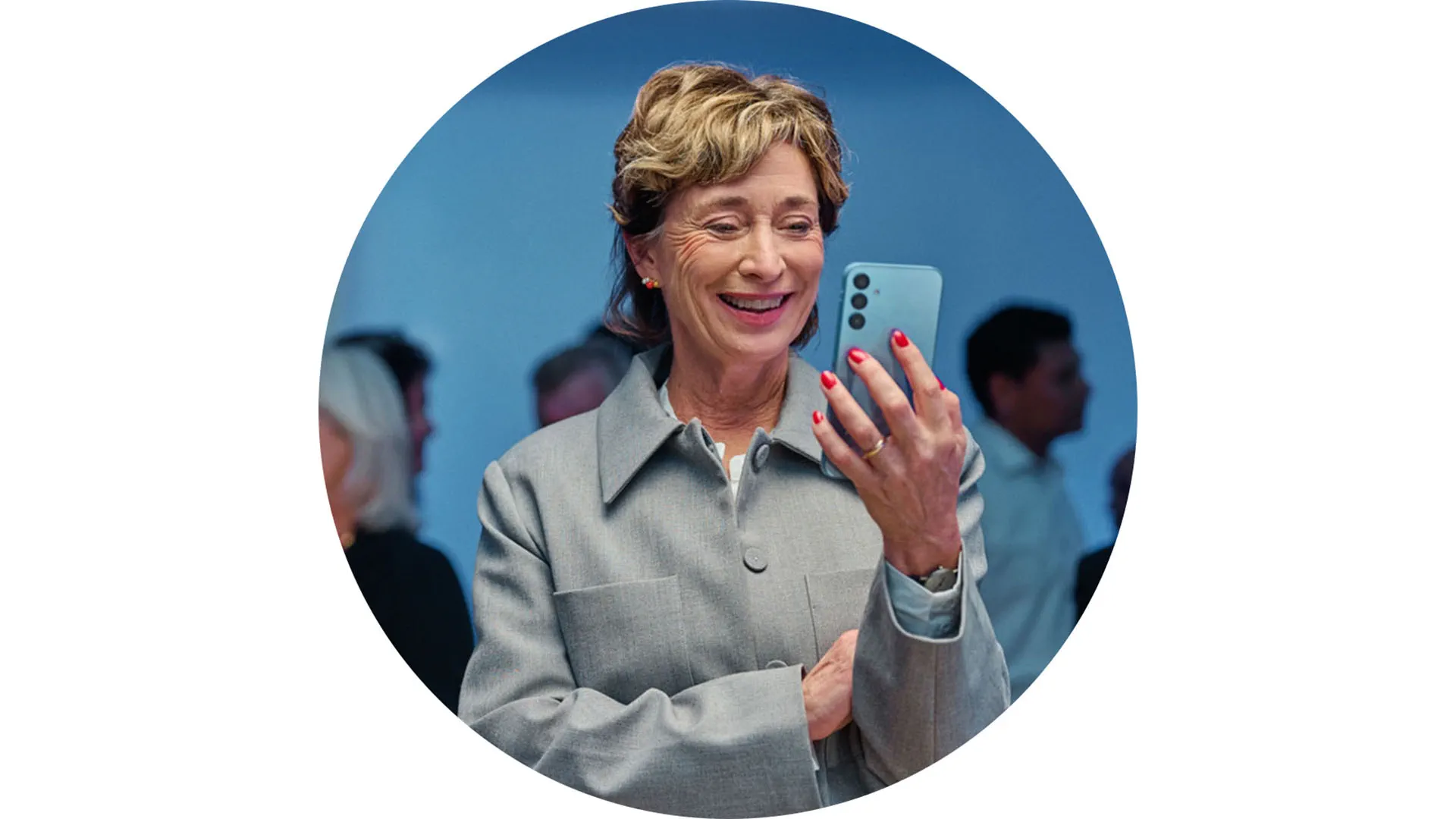Person streaming audio to Pure Charge&Go 1IX BCT hearing aids via smartphone Bluetooth