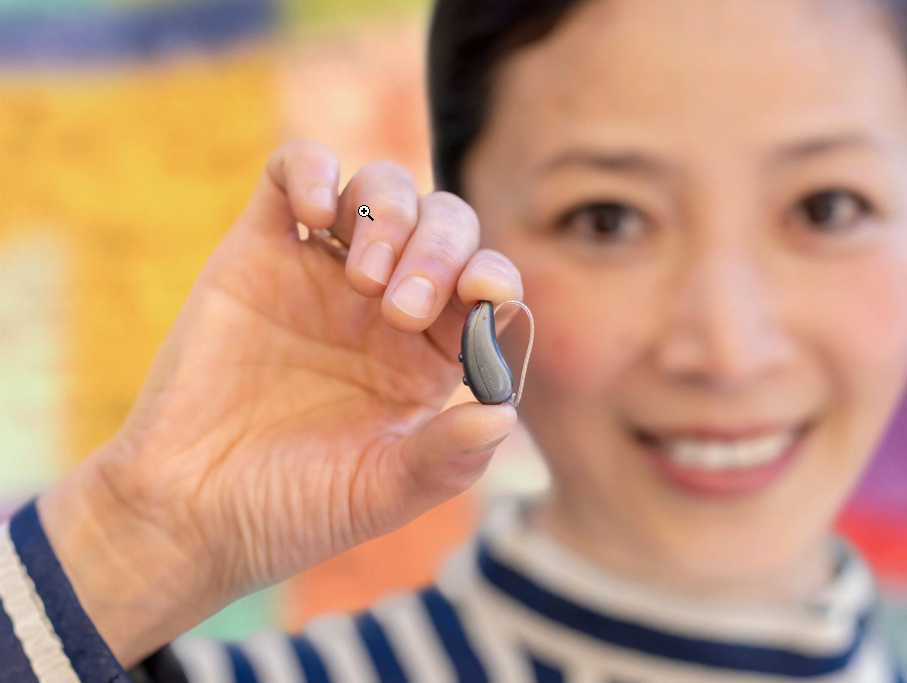 Adult enjoying clear hearing with the Signia Pure Charge&Go 1IX