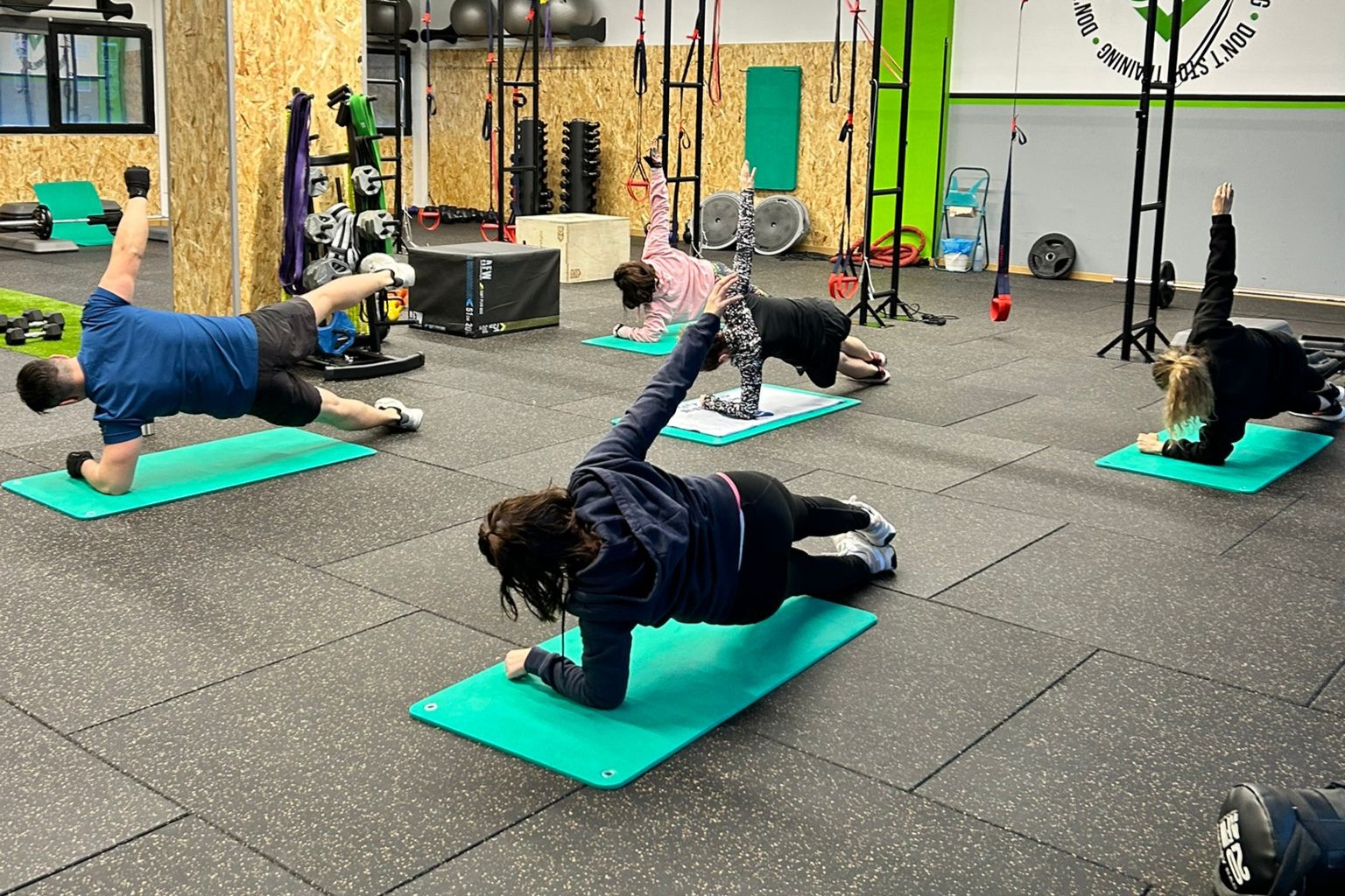 Personas entrenando sobre esterillas, en una imagen publicada por SANO Boadilla.