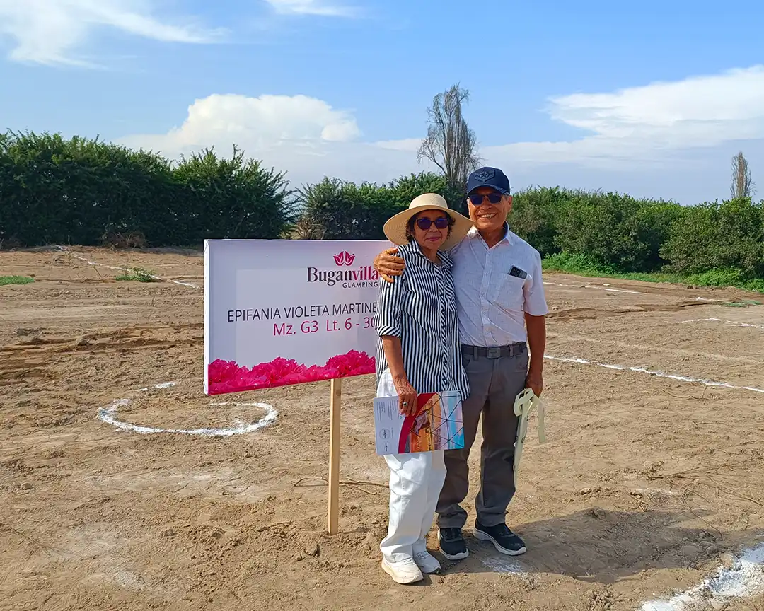 Compradores reales en su terreno de Buganvilla Glamping
