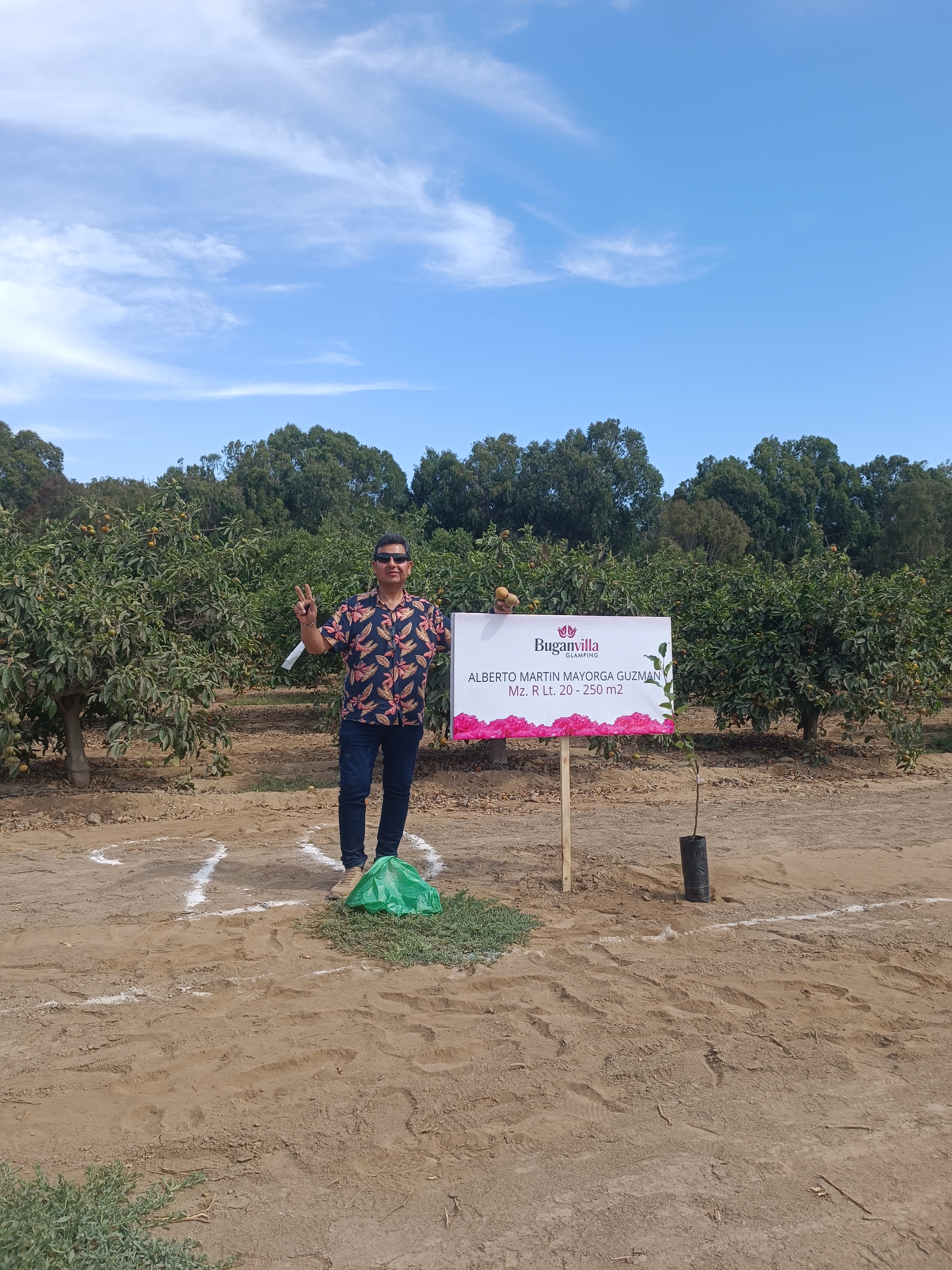 Comprador frente a su terreno en Buganvilla Glamping