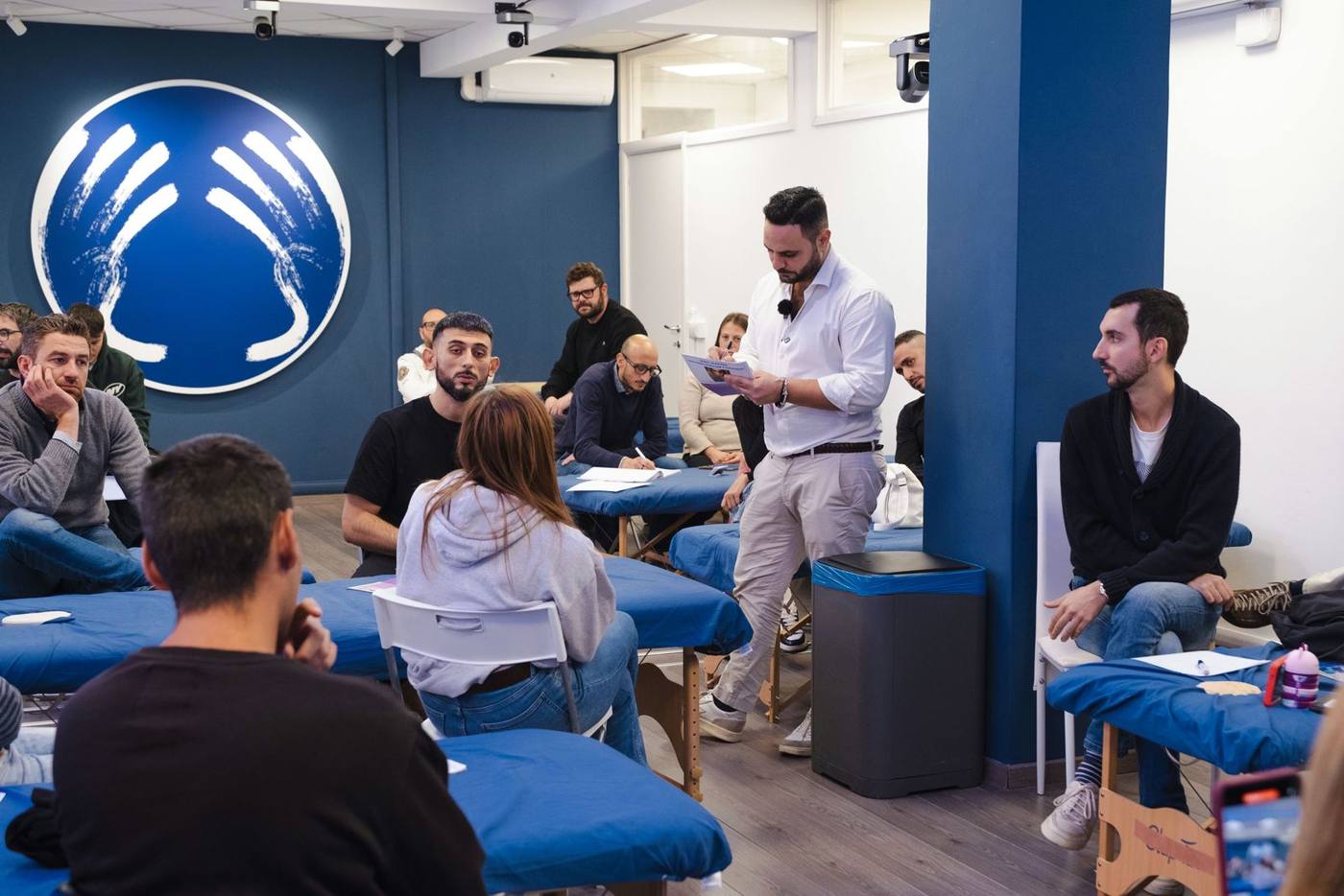 Un'aula di fisioterapisti e osteopati durante un corso di Osteopatia Applicata