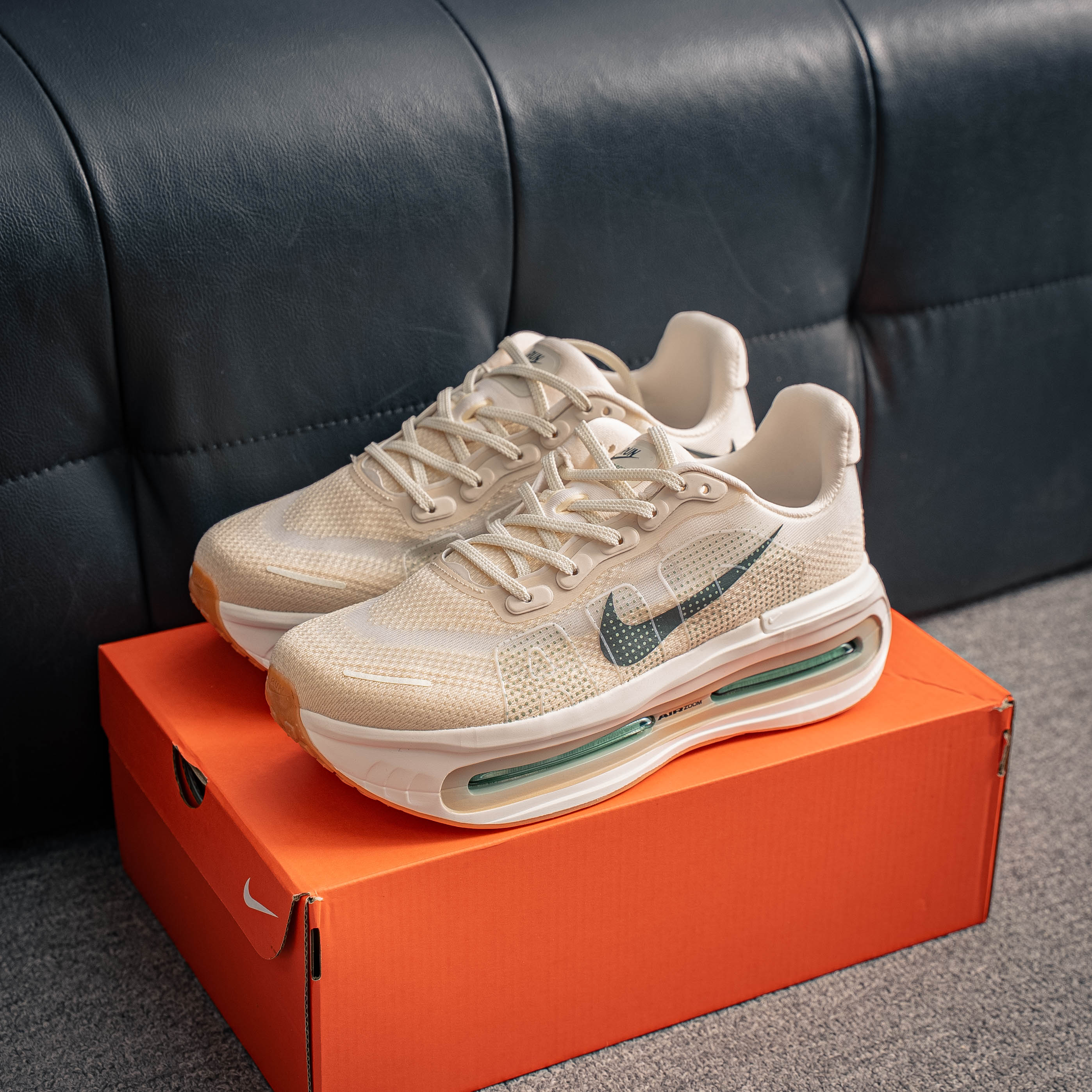 Nike Air Zoom Vomero Premium — Bege