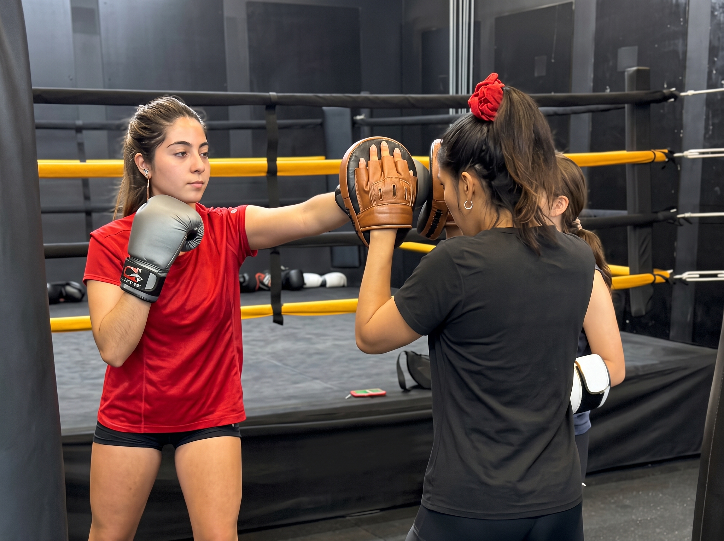 Alumna golpeando manoplas en el ring de Goldenbox